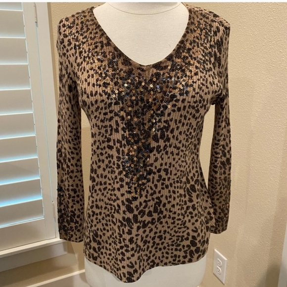 Chico's Size 0 (Size: XS) Leopard printed with Gold & Sequin Pullover Top NWT - Picture 3 of 16